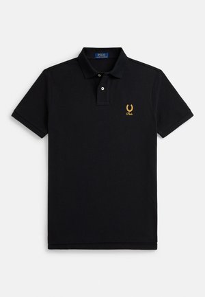 Čierna polokošeľa s krátkym rukávom, dvoma gombíkmi a zlatým podkovovým symbolom a logom "Polo" na ľavej strane hrudníka.