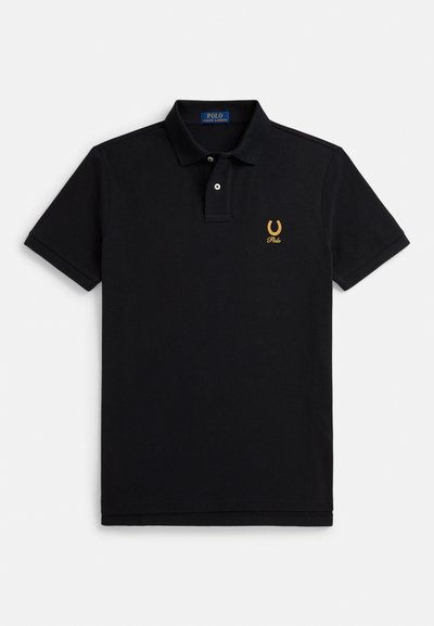 Juoda trumpomis rankovėmis polo marškinėliai su dviem mygtukais ir auksine pasaga bei „Polo“ emblema kairėje krūtinės pusėje.