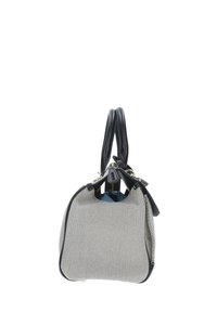 Manici in pelle nera, tessuto a trama texturizzata in grigio chiaro con motivo a pois, chiusura con zip e design minimalista.