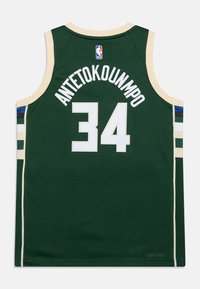 Žalias krepšinio marškinėlis su baltais siuvinėjimais, ant kurių užrašyta "ANTETOKOUNMPO" ir numeris "34". Kreminės spalvos apykaklė ir šoninės juostos; kvėpuojanti medžiaga.