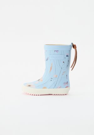 Bota de chuva infantil azul claro com padrão floral, sola branca e pega castanha na parte de trás, vista lateral em fundo branco.
