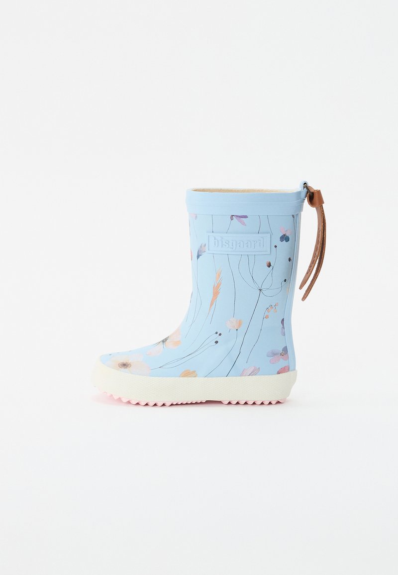 Botte de pluie pour enfants bleu clair avec un motif floral, semelle blanche et une sangle marron à l'arrière, vue de côté sur fond blanc.