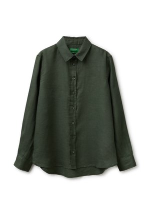 Ciemnozielona, długorękawowa koszula na guziki z kołnierzykiem, przednimi guzikami i lekko zakrzywionym dołem, prezentowana płasko na białym tle.