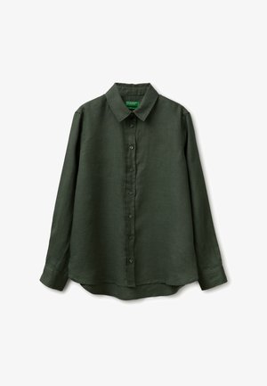 Tmavě zelená košile na knoflíky s dlouhým rukávem, límcem, předními knoflíky a mírně zakřiveným lemem, zobrazená rozložená na bílém pozadí.