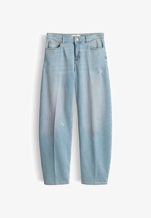 Jeans a gamba dritta azzurri chiari con leggere segnature di usura e design classico con cinque tasche, distesi su uno sfondo bianco.