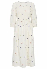 Robe longue blanche avec un corsage froncé, un col rond et des manches bouffantes, ornée de broderies florales multicolores sur l'ensemble.