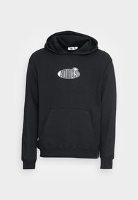 Černá mikina s kapucí a předními klokaními kapsami, na hrudi s oválným stříbrným logem Adidas. Vyrobena z texturované tkaniny.