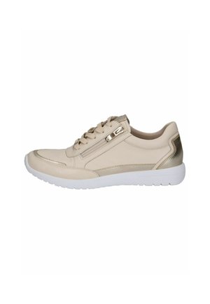 Scarpe da ginnastica beige realizzate in materiale sintetico, con suola bianca, dettagli testurizzati e particolari metallici sul tallone e sul lato.