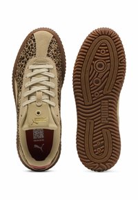 Zapatillas atléticas marrones con acentos de estampado de leopardo, ante texturizado y suelas de goma con un patrón de relieve único. Logo de la marca en dorado en el lateral.