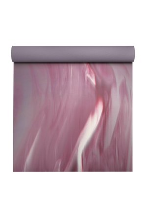 Srolovaná jogová podložka s růžovým a fialovým mramorovým vzorem a hladkou, lesklou texturou.