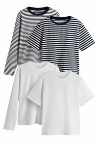 Set von vier T-Shirts: zwei weiße, eines mit navy-blauen Streifen und eines mit schwarzen Streifen. Alle haben kurze Ärmel und runde Ausschnitte und bestehen aus Baumwollstoff.