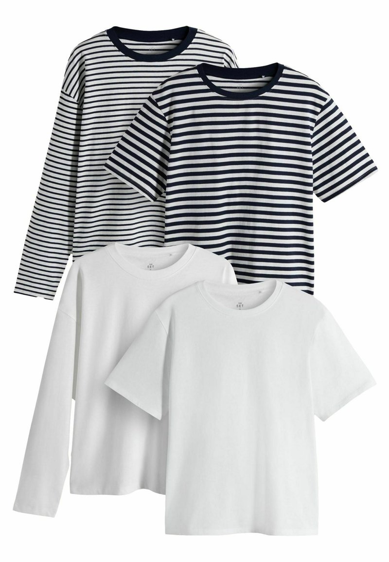 Set von vier T-Shirts: zwei weiße, eines mit navy-blauen Streifen und eines mit schwarzen Streifen. Alle haben kurze Ärmel und runde Ausschnitte und bestehen aus Baumwollstoff.