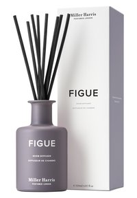 Raumdiffusor mit einer matten Lavendel-Farbe, schwarzen Rattanstäbchen und auffällig aufgedrucktem "FIGUE"-Text. Begleitet von einer weißen Box mit Markenaufdruck.