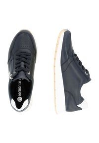Marineblaue Lederturnschuhe mit strukturiertem Obermaterial, weißer Sohle, Schnürverschluss und seitlichem Reißverschluss. Minimalistisches Design mit klaren Linien.