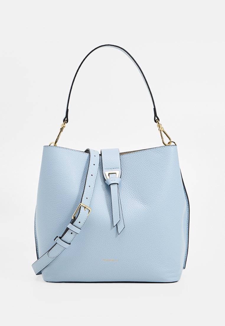 Helleblaue Lederhandtasche mit strukturierter Form, oberem Griff und verstellbarem Schultergurt. Verfügt über goldfarbene Beschläge und ein dezentes Logo.