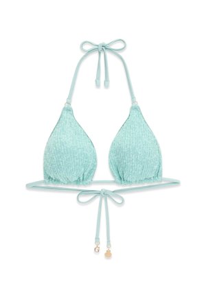 Top de bikini triangular en azul claro con lentejuelas, con cuello halter y cierre de lazo, que presenta pequeños detalles de charms dorados en los lazos.