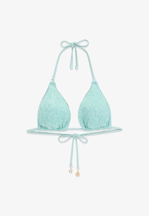 Top de bikini triangular en azul claro con lentejuelas, con cuello halter y cierre de lazo, que presenta pequeños detalles de charms dorados en los lazos.