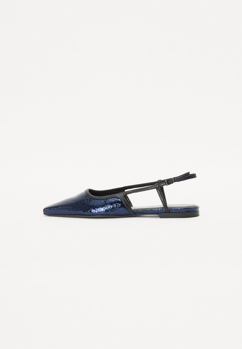 Chaussure slingback à bout pointu avec une finition brillante en vernis bleu foncé, finition noire, et une fine bride de cheville avec fermeture à boucle.