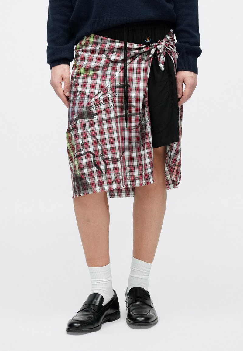 Ternet nederdel i røde, grønne og sorte farver med en blanding af teksturer. Inkluderer et justerbart bånd og et sort panel på den ene side.