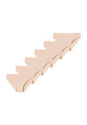 Seis prendas de ropa interior femenina tipo bikini beige sin costuras, dispuestas en diagonal sobre un fondo blanco.