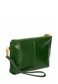 Pochette en cuir vert avec une finition lisse, fermeture éclair dorée et bandoulière amovible. Présente une couture centrale pour la structure.