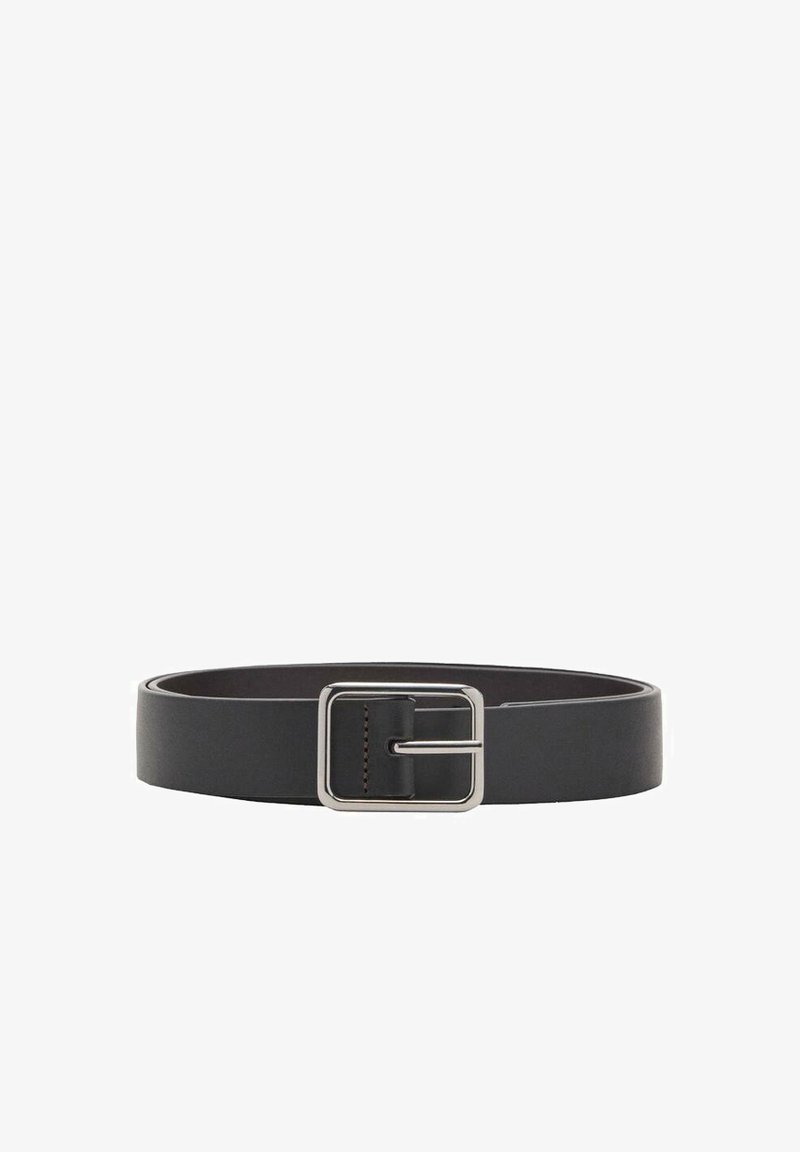Zwarte leren riem met een rechthoekige zilveren gesp. Glad oppervlak, gestikte details nabij de gesp en een standaard breedte voor veelzijdigheid.