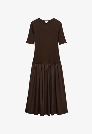 Ciemnobrązowa sukienka midi z dopasowaną, prążkowaną górą z krótkim rękawem oraz marszczonym, gładkim materiałem spódnicy, okrągły dekolt, bez widocznych zdobień.