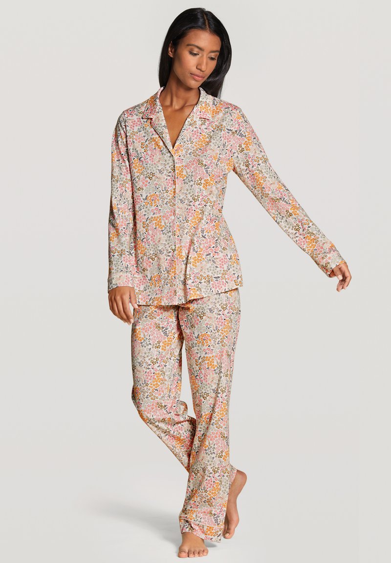 Pyjama-Set mit floralem Muster, langen Ärmeln und knöpfbarem Oberteil. Farben sind Pink, Orange und Creme. Weicher Stoff mit lockerer Passform.