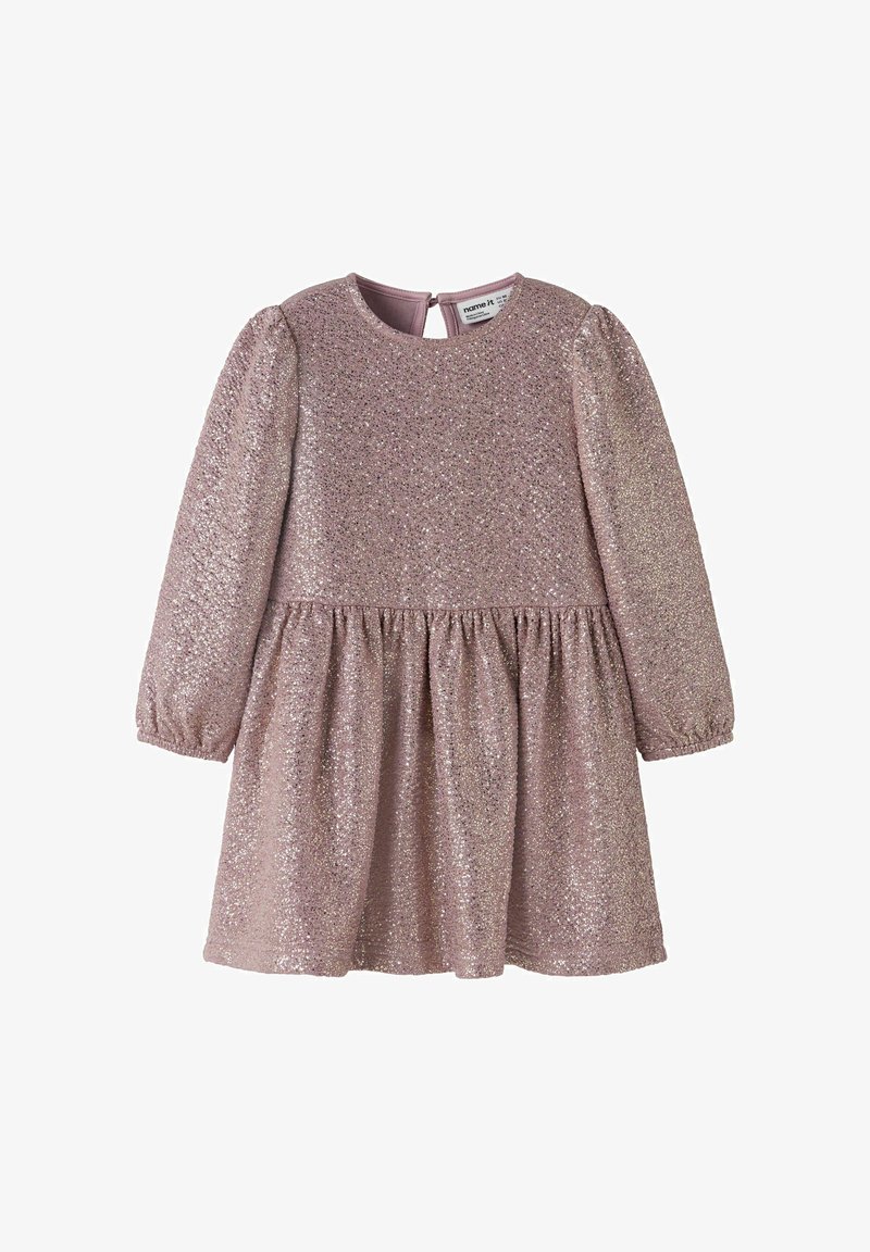 Vestito rosa glitterato con maniche lunghe, scollatura tonda e vita arricciata. Morbida texture con una finitura lucida. Chiusura con bottoni sul retro.