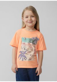 Korte mouwen oranje T-shirt met een illustratie van een strandscène met palmbomen, mensen en de tekst "Happy Place" in een speelse lettertype.
