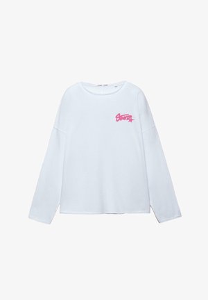 Bílé tričko s dlouhým rukávem a kulatým výstřihem, s malým růžovým logem "Santa" a hvězdou na levé straně hrudi, zobrazené na jednobarevném pozadí.