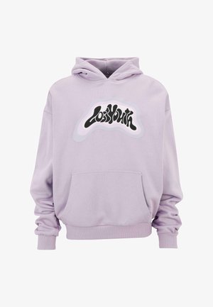 Lila, túlnőtt kapucnis pulóver, kenguruzsebbe kerülő kialakítással, elől fekete és rózsaszín organikus forma logóval. Puha pamut anyag.