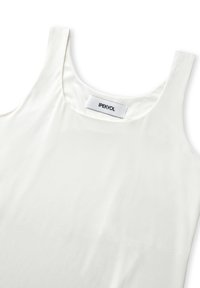 Witte mouwloze top van soepele stof met een ronde halslijn. Bevat een label met de tekst "IPEKYOL" aan de binnenzijde.