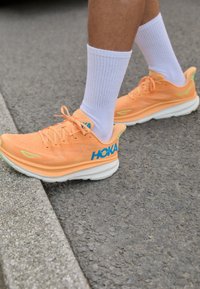 CLIFTON 9 - Zapatillas running asfalto - solar flare/lettuce