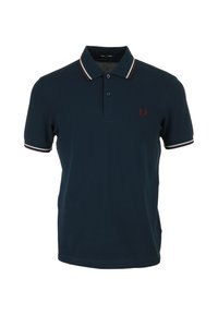 Polo shirt blu navy realizzato in cotone con patta a tre bottoni. Presenta un piccolo logo rosso e colletto e bordi delle maniche a righe.