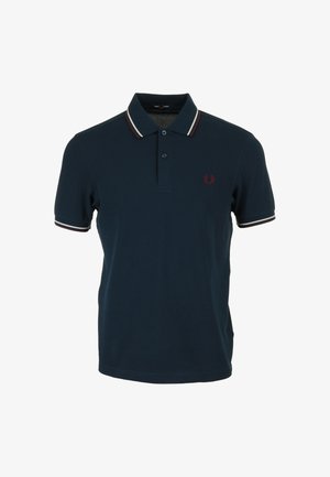 Polo shirt blu navy realizzato in cotone con patta a tre bottoni. Presenta un piccolo logo rosso e colletto e bordi delle maniche a righe.