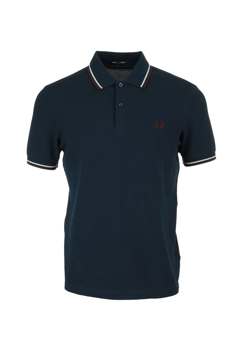 Polo shirt blu navy realizzato in cotone con patta a tre bottoni. Presenta un piccolo logo rosso e colletto e bordi delle maniche a righe.