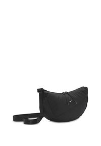Sac en tissu noir avec un design courbé, fermeture éclair sur le dessus, bandoulière réglable et accent de logo. Texture lisse et construction légère.