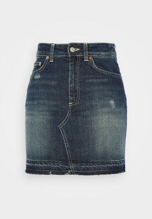 Tummansininen denimhame, jossa edessä nappi ja vetoketju, kaksi etutaskua, kevyet kulutusjäljet ja rispaantunut helma.