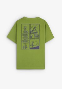 Camiseta de algodón verde con un diseño gráfico azul que presenta señales de Route 66 y una escena estilizada de motel en la parte posterior. Mangas cortas, cuello redondo.