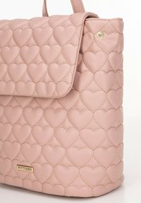 Bolso de mano de cuero rosa acolchado con patrones de corazones, que cuenta con una solapa plegable y herrajes dorados de marca. Textura suave y esquinas redondeadas.