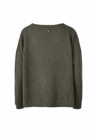 Maglione verde oliva con una finitura morbida e testurizzata, dotato di un ampio scollo e maniche lunghe e morbide. Un piccolo dettaglio decorativo sul retro.