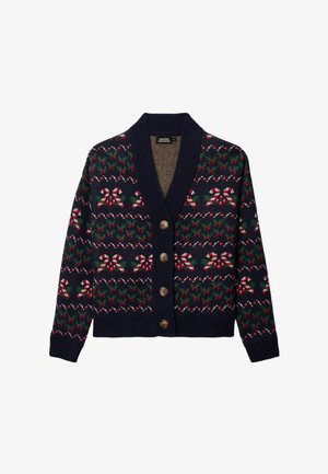 Cardigan bleu marine avec un motif festif en rouge, vert et blanc. Il présente un col châle, cinq boutons marron et des poignets et une bordure côtelés.