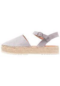 Šedé semišové espadrilky s kulatou špičkou, ankle strap zajištěný kovovou sponou a wedge podrážkou obalenou juty. Bílá gumová podrážka.