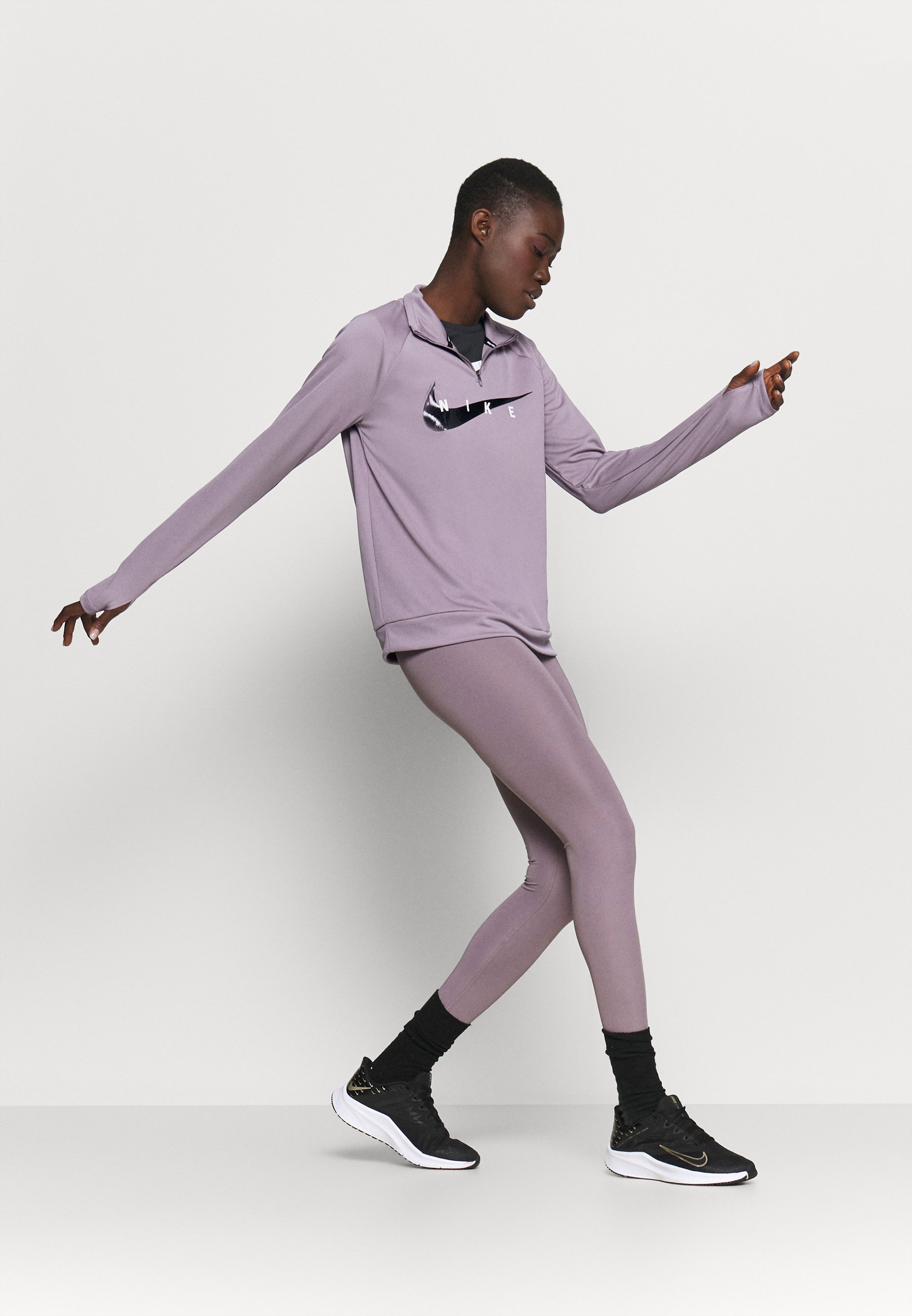 Nike Performance RUN MIDLAYER - Sports T-shirt - purple smoke/black/purple  - Zalando.co.uk