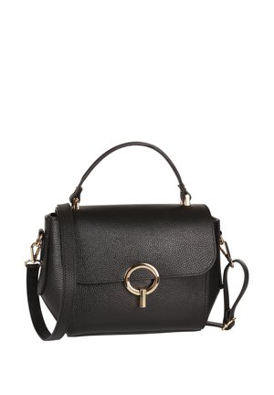 Sac à main en cuir noir texturé avec poignée supérieure, bandoulière ajustable et fermoir circulaire doré sur le rabat avant.