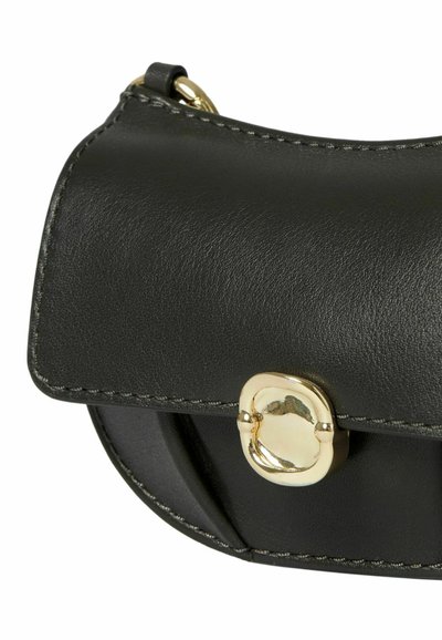Bolso de mano de cuero negro con solapa curva, herrajes dorados y costuras en contraste. Presenta un detalle de cierre redondeado. Diseño compacto.