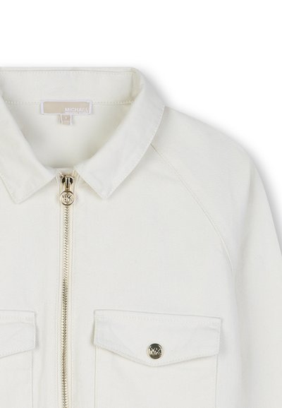 Veste blanche à fermeture éclair avec col, deux poches avant à rabat, et boutons ainsi que tirette de fermeture éclair dorés ornés du logo MK.