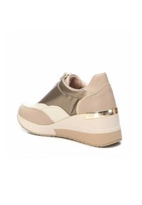 Zapatillas para mujer en beige y gris metálico, con punta redonda, material texturizado, cierre de cremallera y acento dorado en el talón.