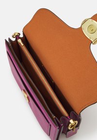 COACH TABBY SHOULDER BAG 26 - Kézitáska - b4/deep plum